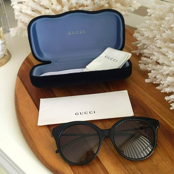 Gucci sunglasses 🔥NWT🔥 A beautiful silhouette timeless appeal w. Case + cloth! - Picture 1 of 16